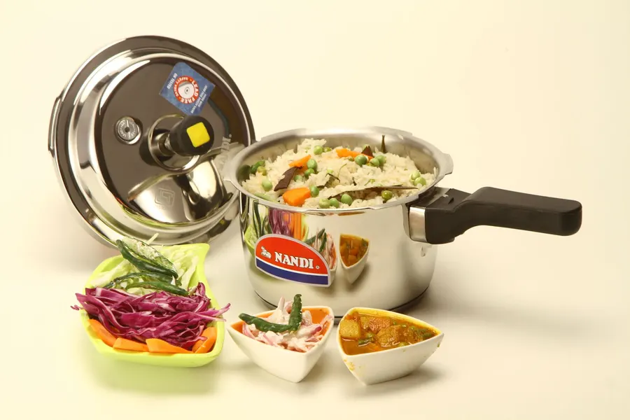 Скороварка с готовым блюдом на кухне